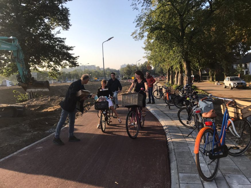 De Fietsersbond reikt fietslampjes uit aan de eerste fietsers over de nieuwe brug